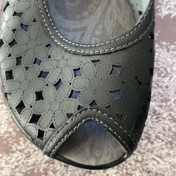 Shoes - Picture 11 of 11